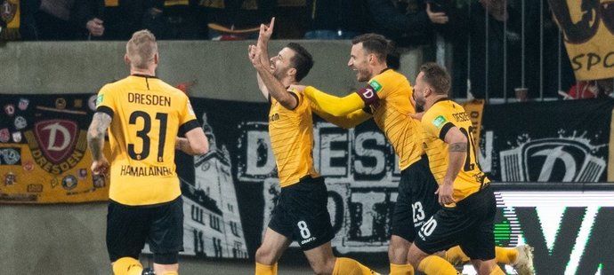 Český záložník Josef Hušbauer ve chvíli, kdy za Drážďany vstřelil svůj premiérový gól ve druhé bundeslize