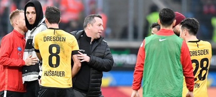 Český záložník Josef Hušbauer v utkání druhé německé bundesligy v dresu Dynama Drážďany