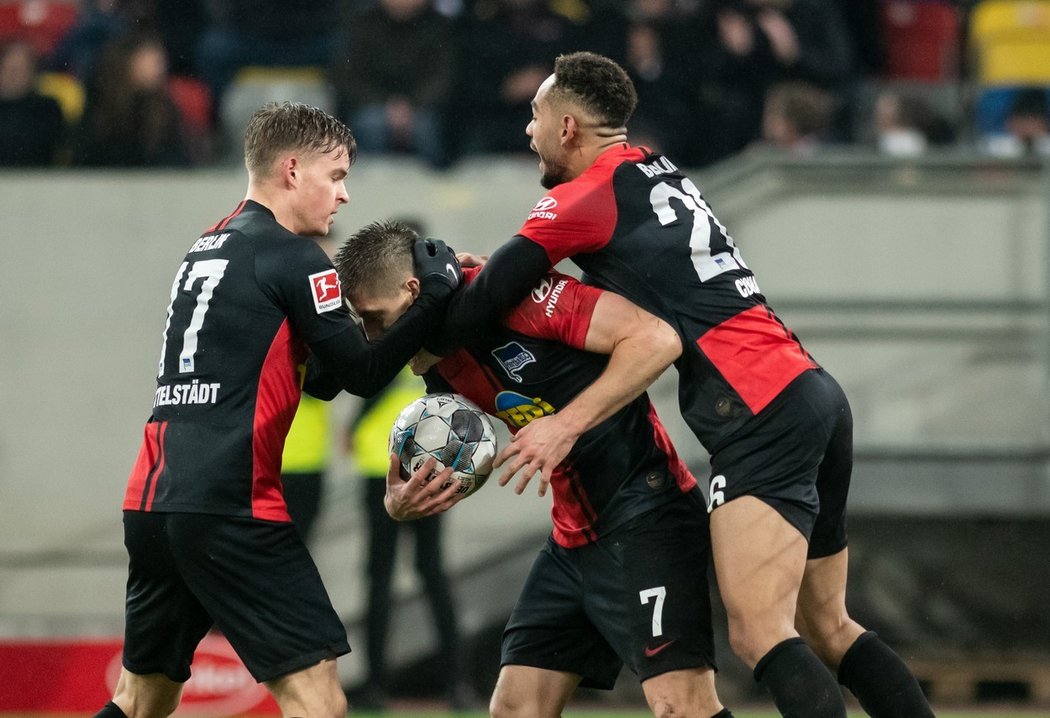 Hertha prohrávala 0:3, přesto má alespoň bod