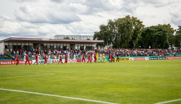 Starý stadion Dynama Berlín během pohárového zápasu s bundesligovým Stuttgartem Starý stadion Dynama Berlín během pohárového zápasu s bundesligovým Stuttgartem
