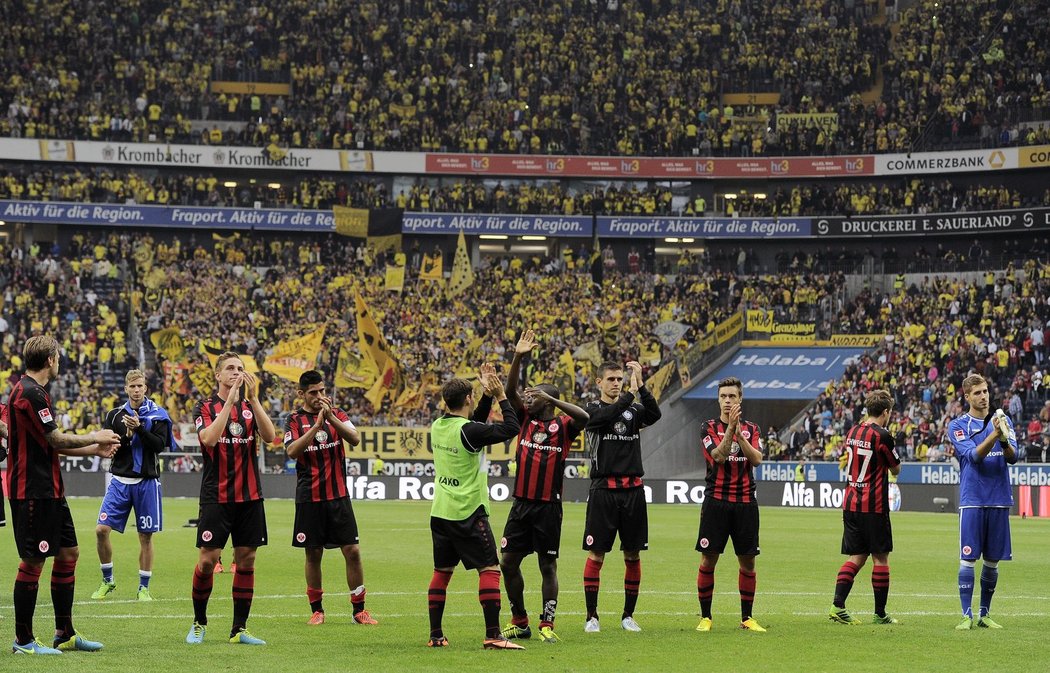 Václav Kadlec (třetí zprava) spolu se spoluhráči z Frankfurtu děkuje fanouškům po prohře s Borussií Dortmund