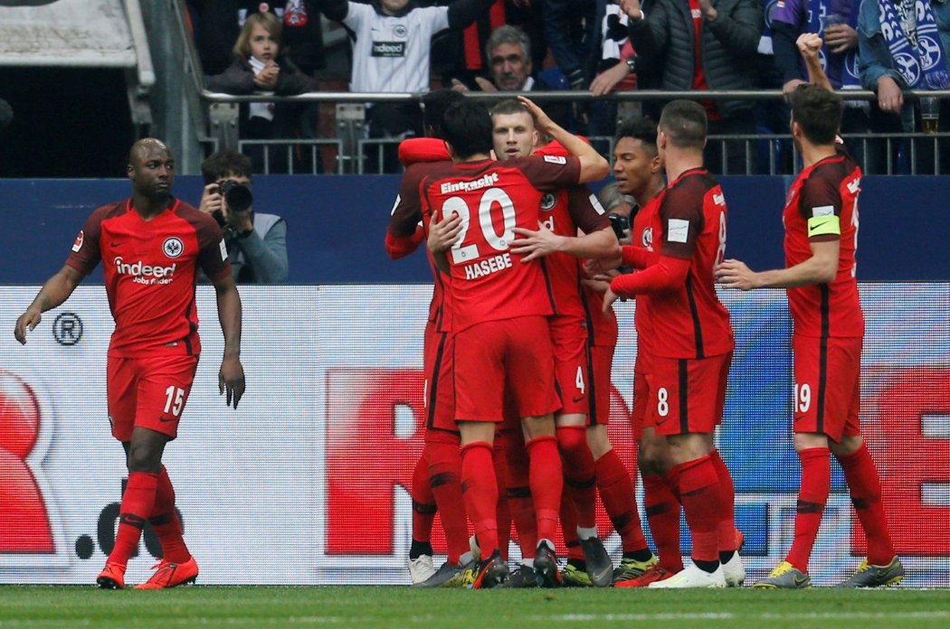 Fotbalisté Frankfurtu slaví trefu do sítě Schalke, o níž se postaral útočník Ante Rebič
