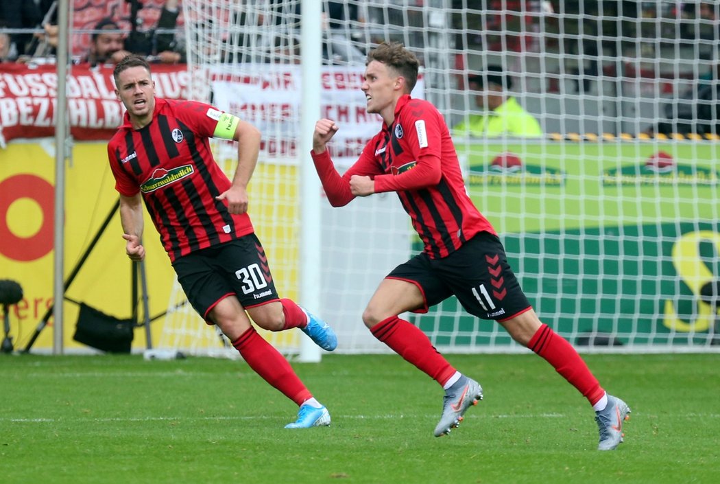 Útočník Freiburgu Luca Waldschmidt slaví gól do sítě Dortmundu