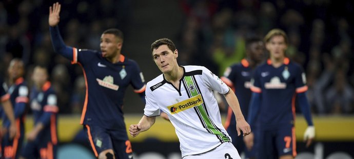 Obránce Gladbachu Andreas Christensen slaví vstřelený gól do branky Brém