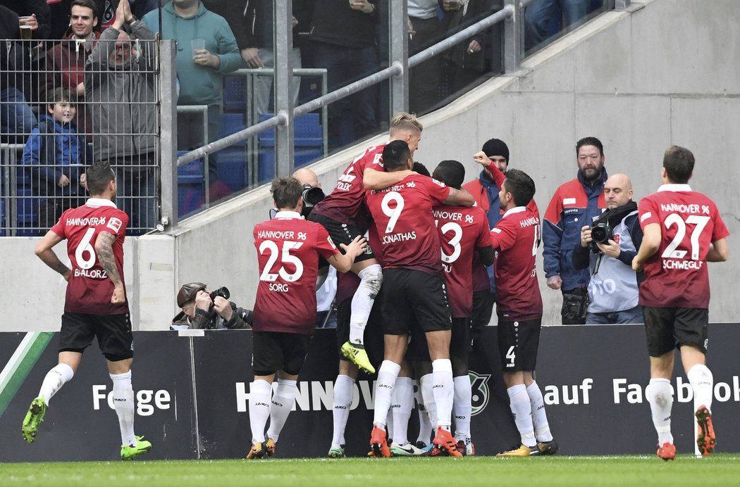 Fotbalisté Hannoveru se radují z gólu Felixe Klause do sítě Dortmundu