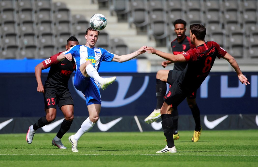 Český reprezentační záložník Vladimír Darida během utkání s Augsburgem, ve kterém Hertha Berlín zvítězila 2:0