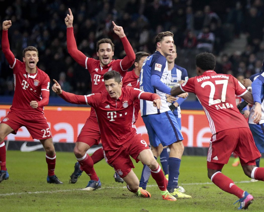 Radost hráčů Bayernu Mnichov v remizovém zápase s Herthou Berlín