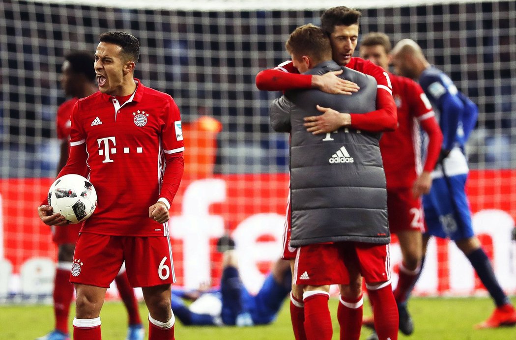 Radost hráčů Bayernu Mnichov po šťastném vyrovnání na hřišti Herthy Berlín