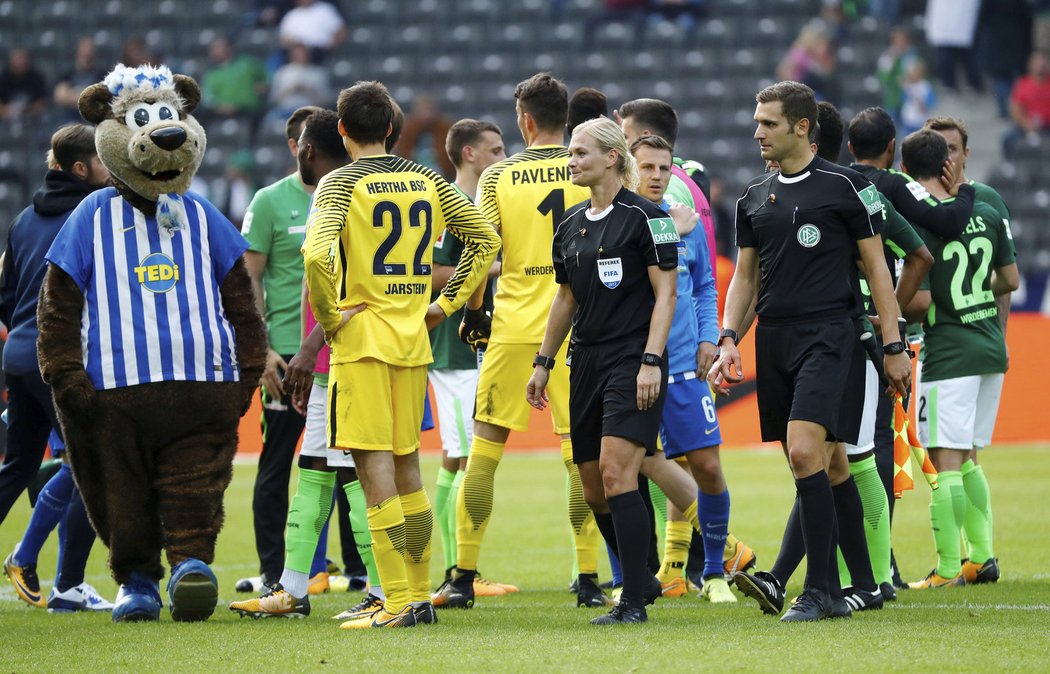 Brankář Brém Jiří Pavlenka za sudí Bibianou Steinhausovou