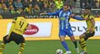 Český záložník Vladimír Darida se snaží prosadit v zápase Herthy s Dortmundem
