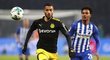 Jeremy Toljan z Dortmundu se snaží pokrýt míč před Valentinem Lazarem z Herthy Berlín