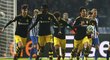Fotbalisté Dortmundu se radují ze vstřelené branky Šindžiho Kagawy (vpravo), po níž spěchali, aby se rychle hrálo