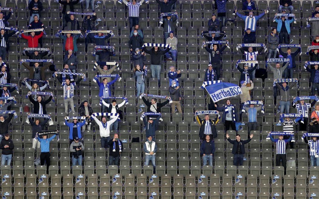 Na zápas Herty proti Frankfurtu se mohlo přijít podívat čtyři tisíce fanoušků