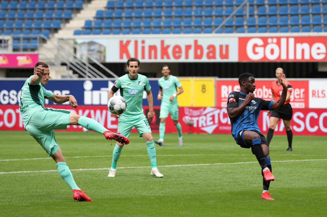 Pavel Kadeřábek v akci v zápase Hoffenheimu s Paderbornem