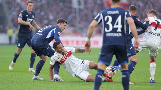 Coufal s Hranáčem udrželi nulu proti Stuttgartu, Hložek naskočil v závěru Coufal s Hranáčem udrželi nulu proti Stuttgartu, Hložek naskočil v závěru