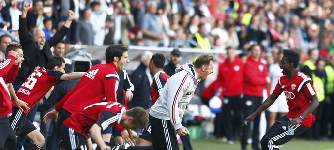 Fotbalisté Ingolstadtu si výhrou 2:1 nad Lipskem v předposledním kole druhé německé ligy zajistili postup do nejvyšší soutěže, kterou si zahrají poprvé v historii. 