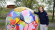 Petr Jiráček pózuje u barevného míče připomínajícího ženské fotbalové MS v Německu
