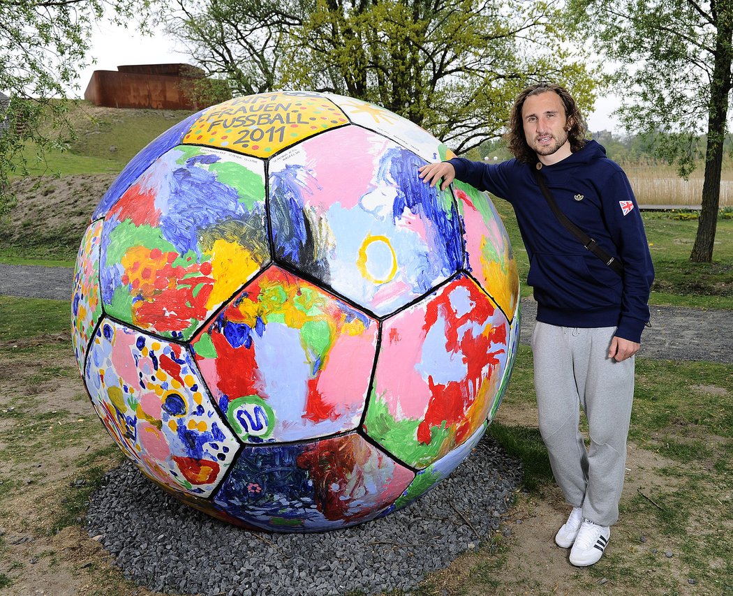 Petr Jiráček pózuje u barevného míče připomínajícího ženské fotbalové MS v Německu