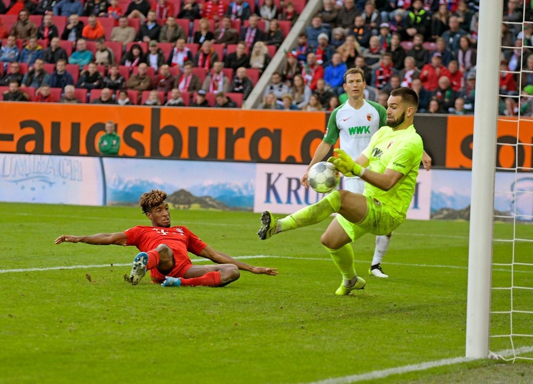 Tomáš Koubek zasahuje v brance Augsburgu v zápase proti Bayernu Mnichov