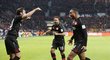 Calhanoglu slaví se spoluhráči z Leverkusenu gól do sítě Mönchengladbachu