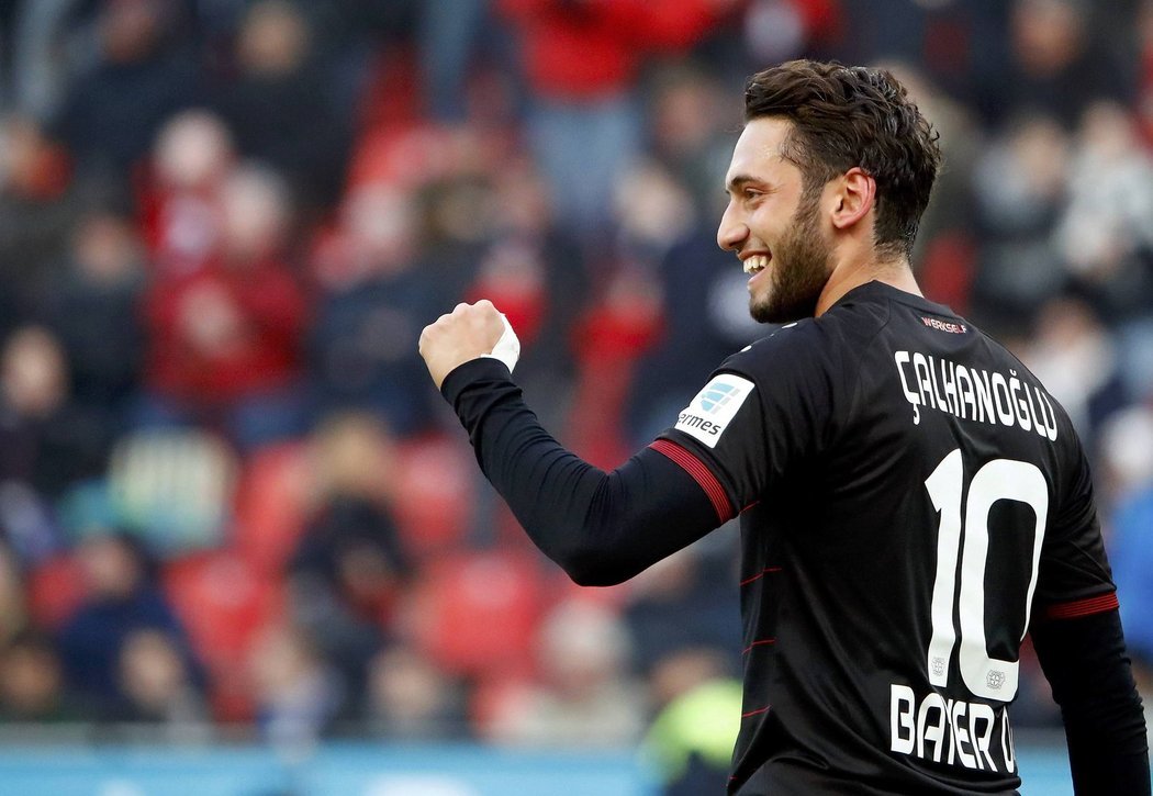 Hakan Calhanoglu byl doteď klíčovým hráčem Bayeru Leverkusen, nyní mu bude po zbytek sezony chybět