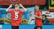 Mitchel Bakker gratuluje Adamu Hložkovi k jeho prvnímu bundesligovému gólu