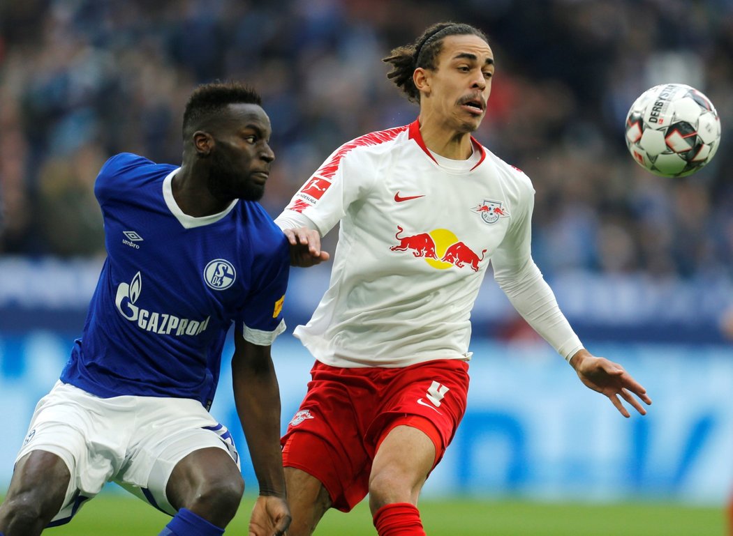 Salif Sané ze Schalke v souboji s Yussufem Poulsenem