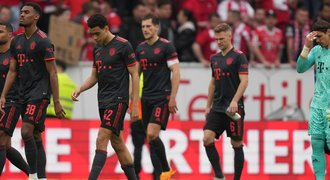Bída Bayernu pokračuje, v lize padl s Mohučí a pustil Dortmund do čela