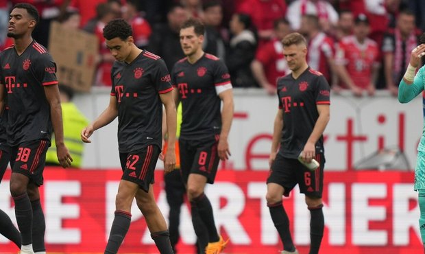 Bída Bayernu pokračuje, v lize padl s Mohučí a pustil Dortmund do čela