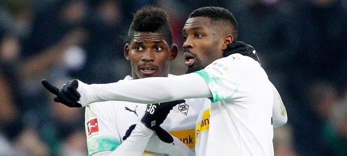 Breel Embolo a Marcus Thuram (vpravo) v dresu Mönchengladbachu v zápase proti Freiburgu