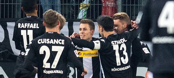 Thorgan Hazard (uprostřed čelem) se raduje z gólu v dresu Mönchengladbachu do sítě Hamburku