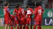 Zklamaní fotbalisté Bayernu Mnichov po vyřazení z domácího poháru od druholigového Kielu