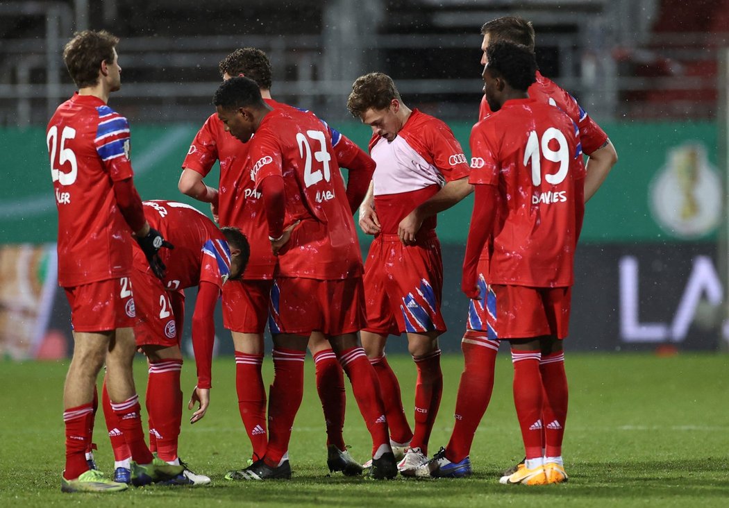 Zklamaní fotbalisté Bayernu Mnichov po vyřazení z domácího poháru od druholigového Kielu