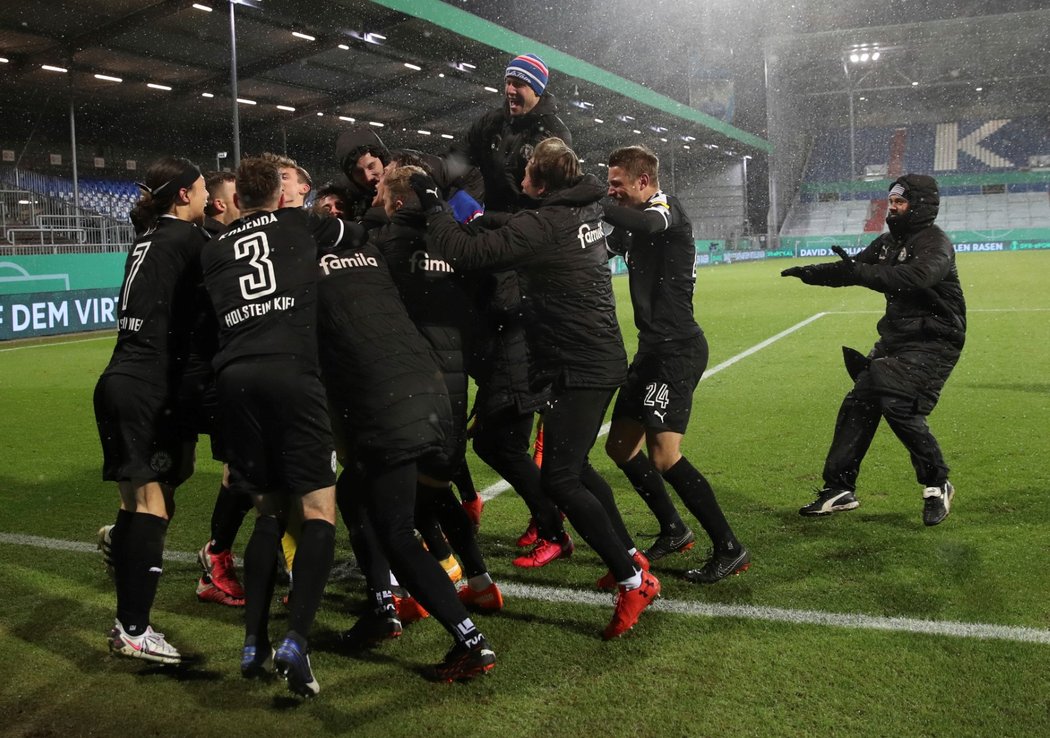 Radost fotbalistů druholigového Kielu, kteří v domácím poháru senzačně vyřadili mistrovský Bayern