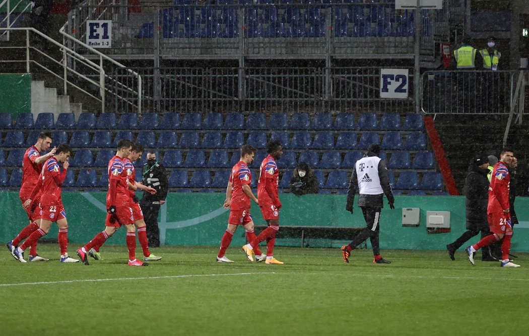 Zklamaní fotbalisté Bayernu Mnichov po vyřazení z domácího poháru od druholigového Kielu