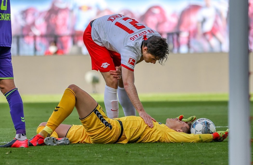 Patrik Schick kontroluje stav gólmana Freiburgu Alexandra Schwolowa po souboji.