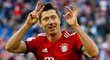 Snajpr Bayernu Mnichov Robert Lewandowski střílí gól do sítě Dortmundu a při oslavě na prstech znázorňuje skóre 2: