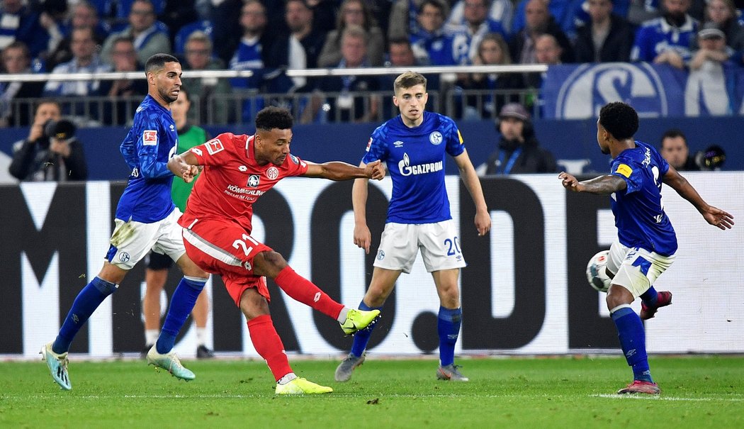 Fotbalisté Schalke 04 vyhráli díky gólu z 89. minuty nad Mohučí 2:1 a dotáhli se bodově na vedoucí Lipsko
