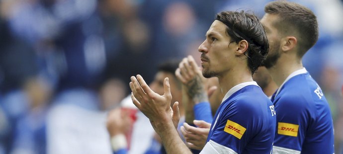 Fotbalisté Schalke děkují fanouškům po zápase s Augsburgem, vpředu kapitán Benjamin Stambouli