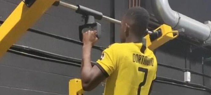 Záložník Schalke Rabbi Matondo cvičil v dresu největšího rivala, Borussie Dortmund