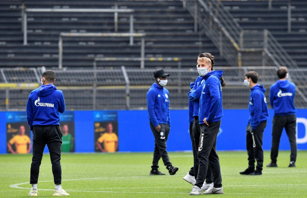 Hráči Schalke na trávníku prázdného stadionu rivala z Dortmundu