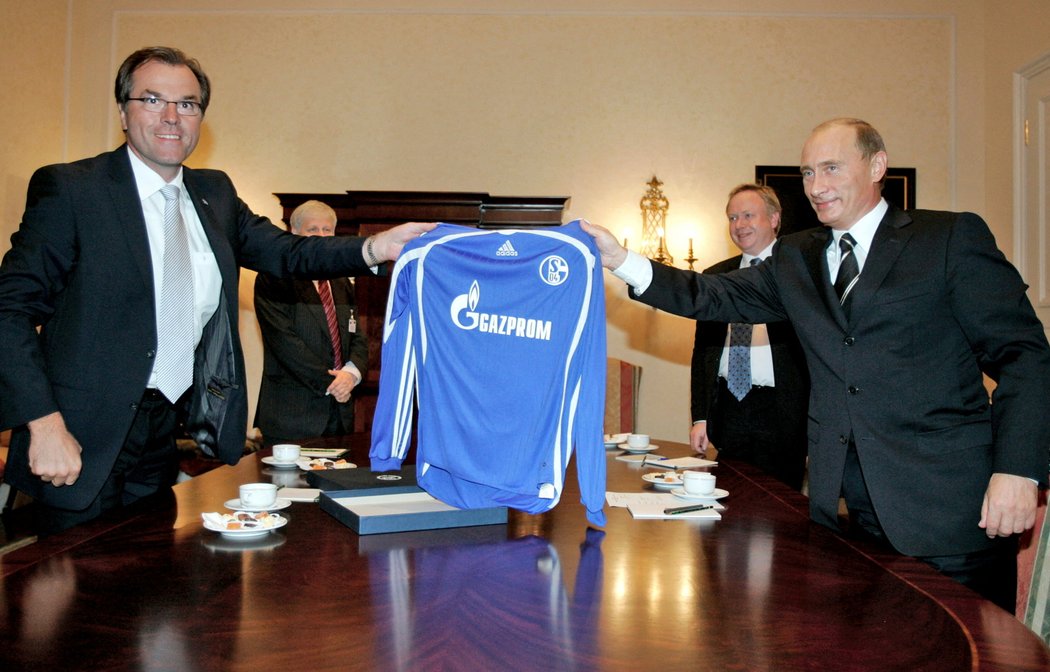 Archivní foto: S dresem Schalke s logem Gazpromu pózoval v roce 2006 i Vladimir Putin