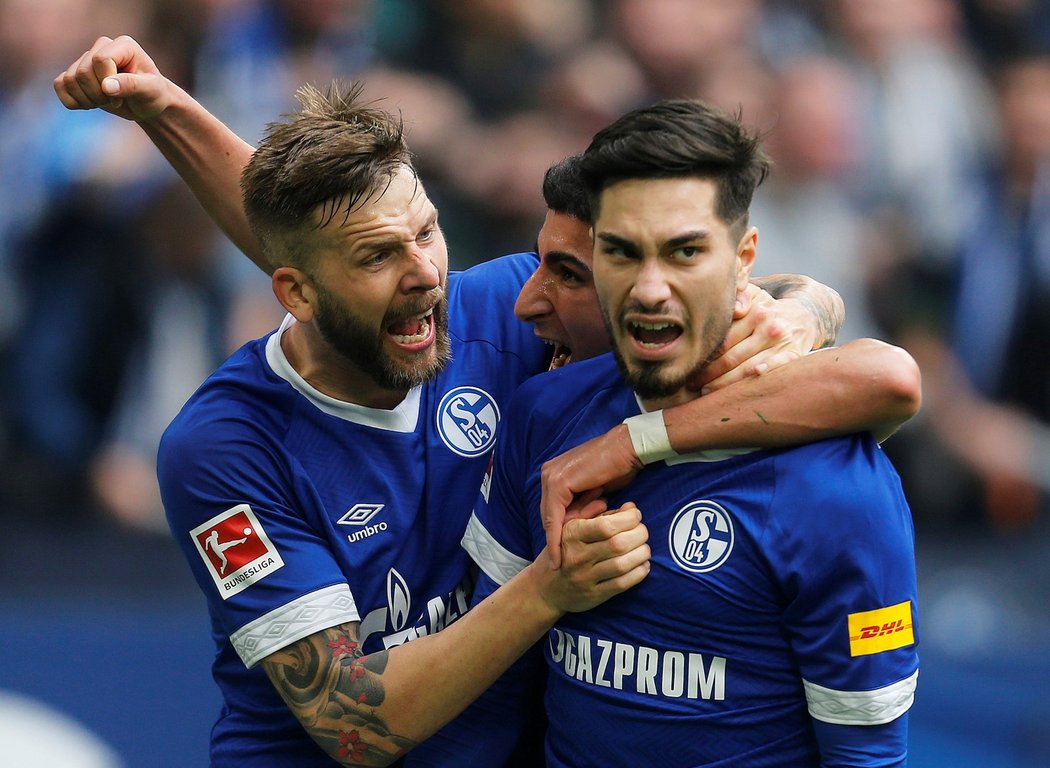 Fotbalista Schalke Suat Serdar dal gól, poté se však nechal vyloučit