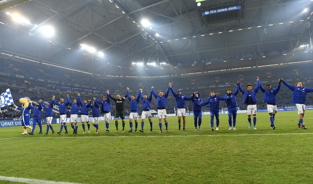 Hráči Schalke slaví výhru 3:2 nad Augsburgem