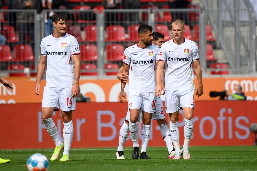 Český útočník Leverkusenu Patrik Schick během utkání proti Augsburgu