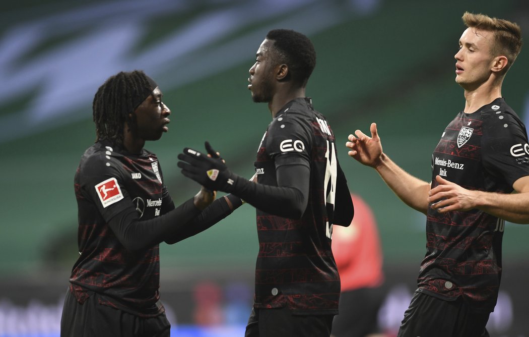 Silas Wamangituka slaví se spoluhráči gól Stuttgartu proti Werderu Brémy
