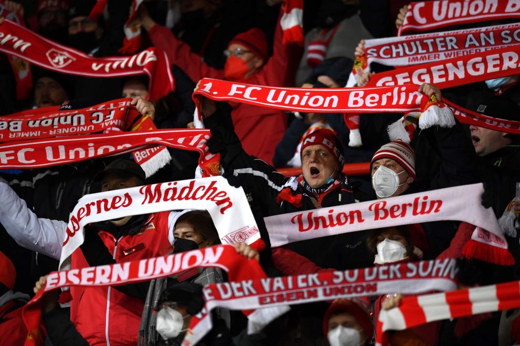 Fanoušci Unionu Berlín při zápase proti Lipsku. Proti Slavii už bude jejich počet omezen...