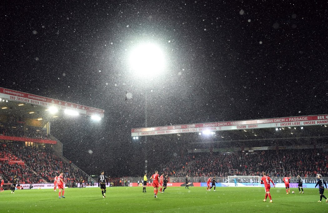 Union Berlín hrál proti Lipsku za drobného sněžení, omezení počtu fanoušků ještě neplatilo...