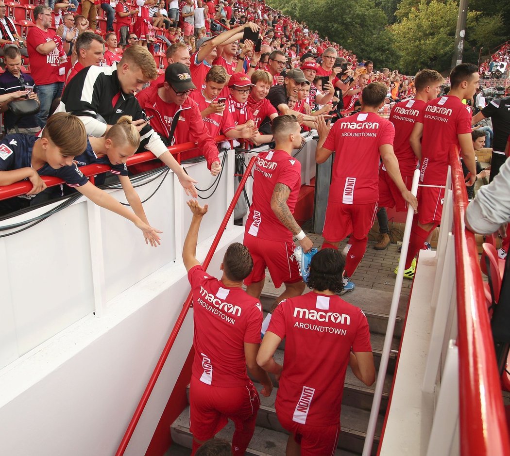 Fanoušci Unionu vítají své miláčky v bundeslize