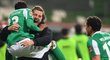 Theodor Gebre Selassie slaví svůj gól do sítě Augsburgu v náruči kouče Florian Kohfeldta